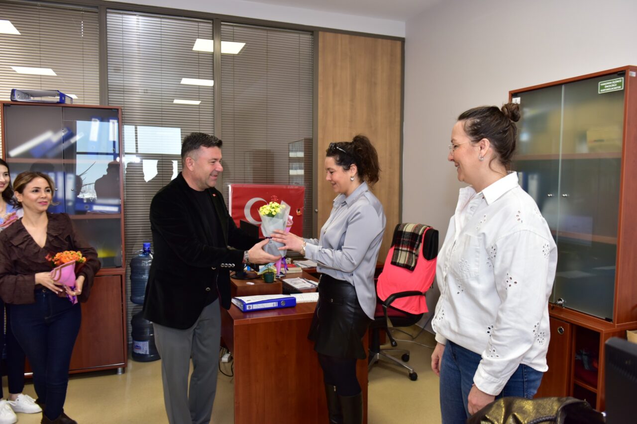 Bursa Büyükşehir’den kadın çalışanlara çiçek jesti