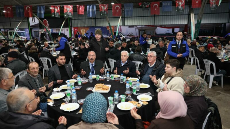 Başkan Bozbey, İznik’te vatandaşla aynı sofrada Bursa Büyükşehir Belediyesi tarafından düzenlenen iftar programında İzniklilerle buluşan Başkan