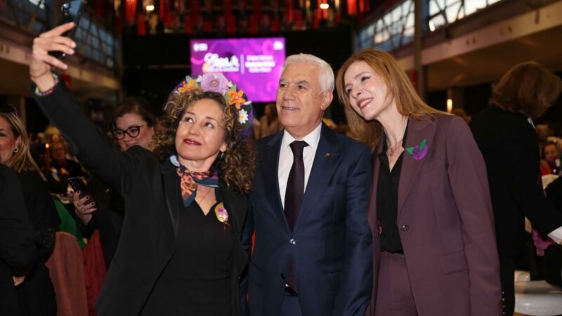 Bursa’da 8 Mart’a özel buluşma: Başkan Bozbey, kadınlarla bir araya geldi Bursa’da 8 Mart’a özel buluşma: Başkan Bozbey, kadınlarla bir araya geldi