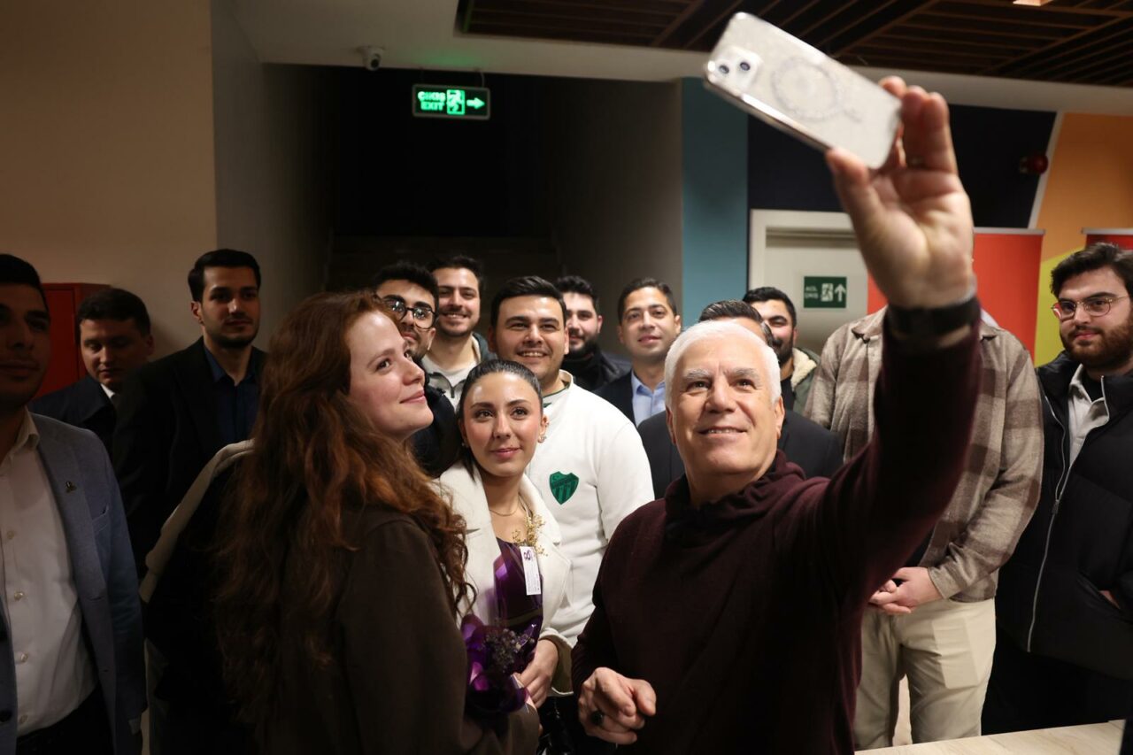 Bursa’nın gençleri Başkan Bozbey’le sahur yaptı