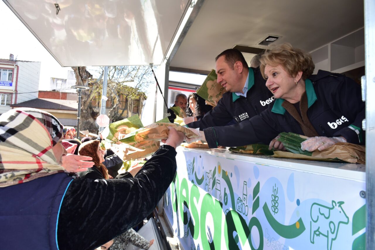 Bursa’da ramazan pideleri Büyükşehir’den ikram!