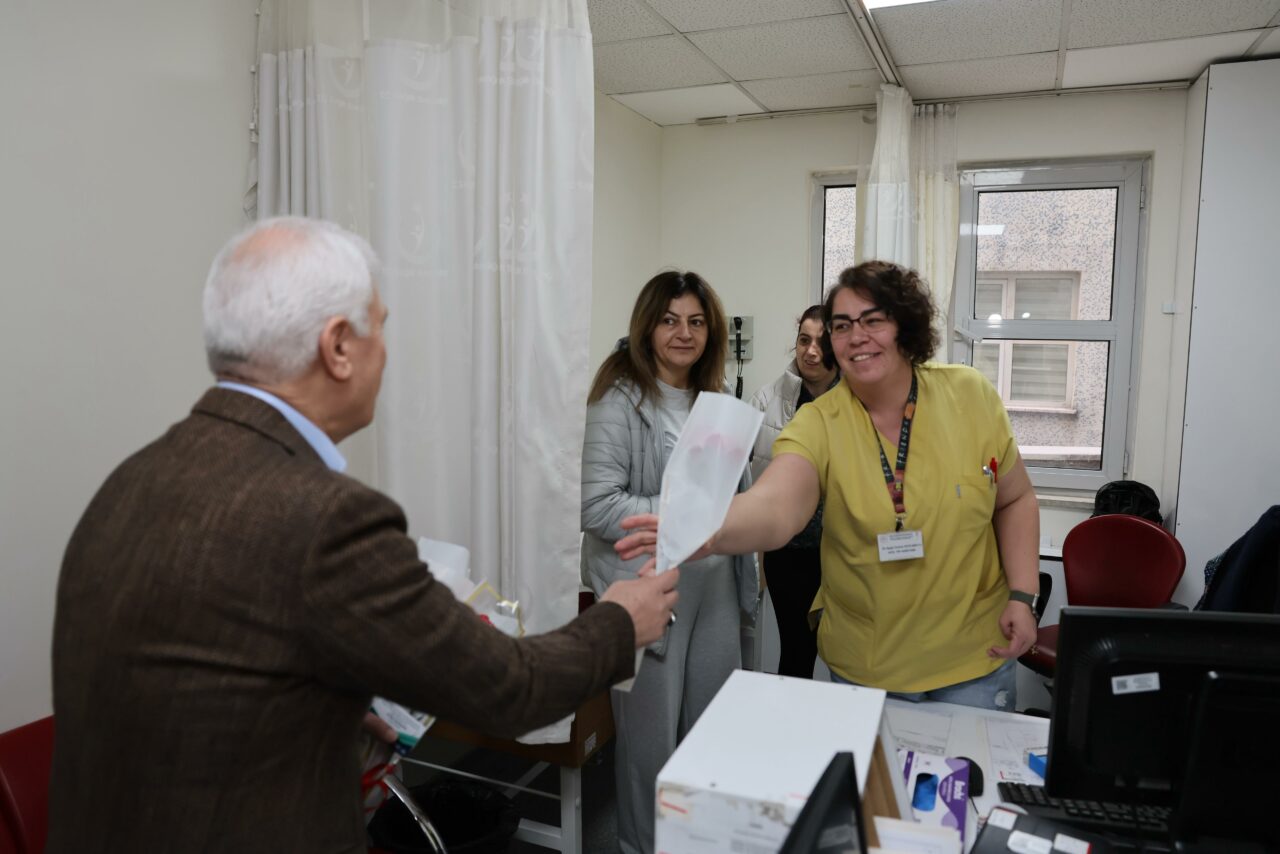 Başkan Bozbey’den sağlık çalışanlarına ziyaret