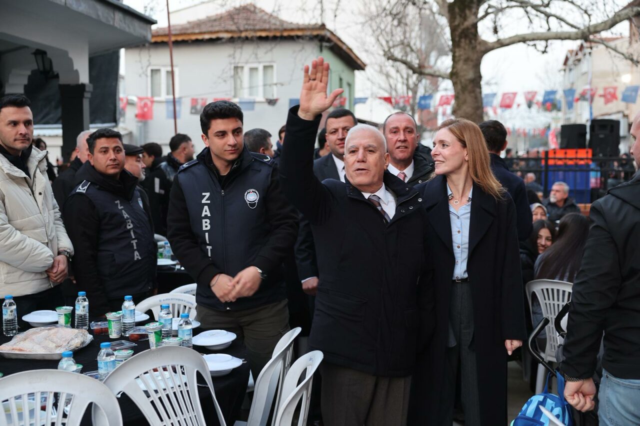 Bursa’da Başkan Bozbey komşularıyla iftar yaptı