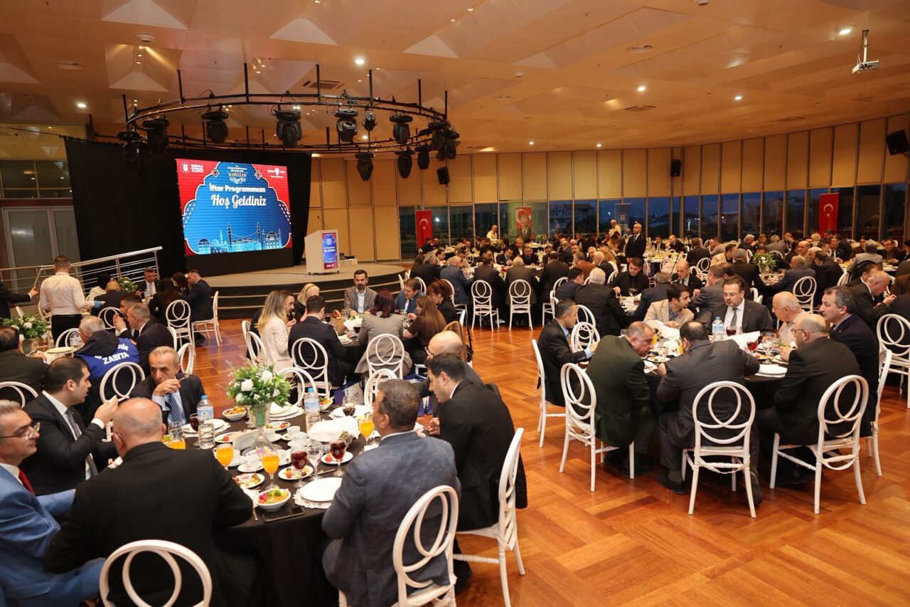 Bursa’da Büyükşehir Meclisi ailesi aynı sofrada buluştu