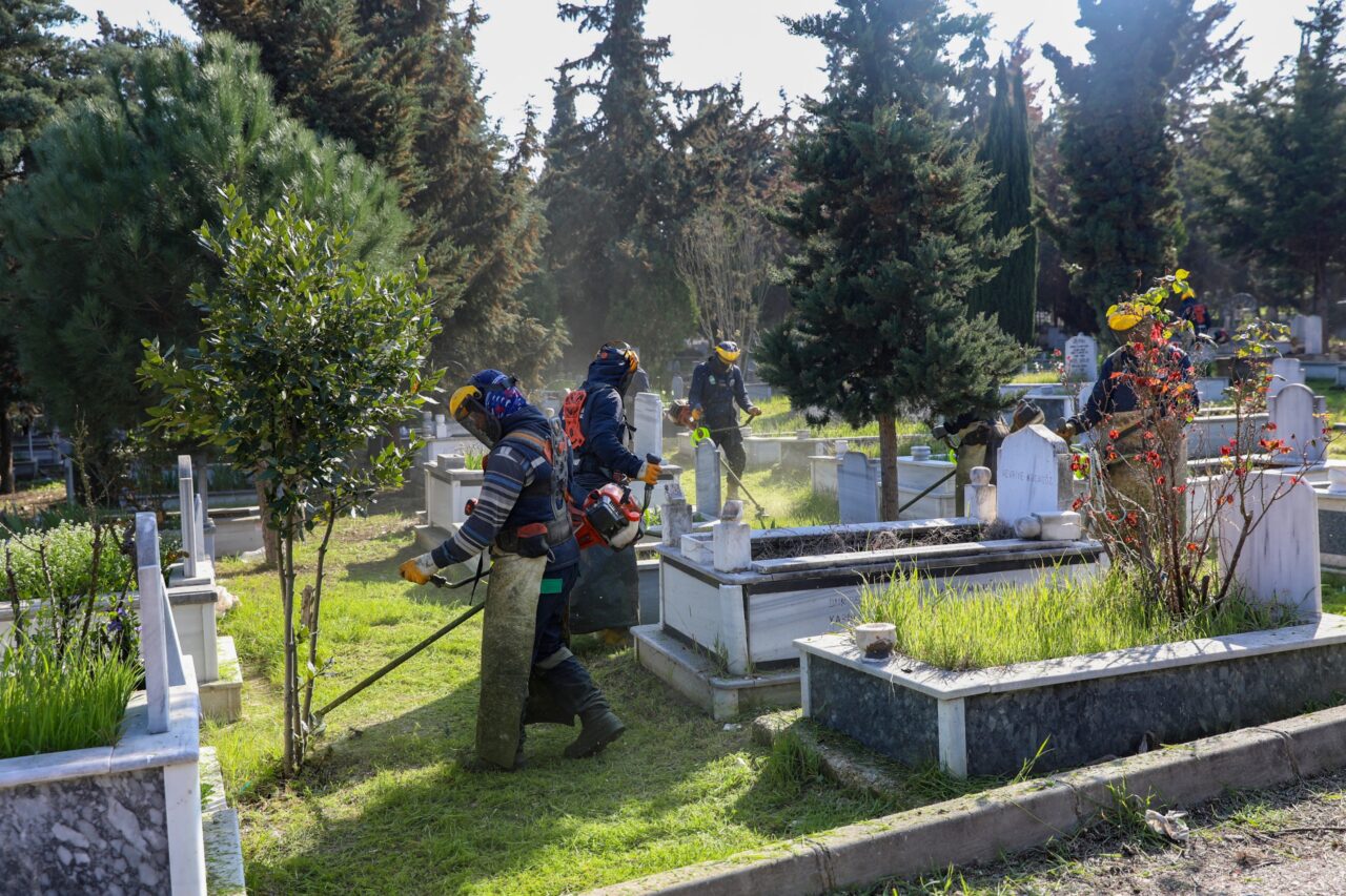 Bursa’da şehitlik ve mezarlıklar bayrama hazır
