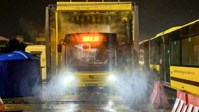 Bursa’da bayram temizliği! Otobüsler, trenler yıkandı…