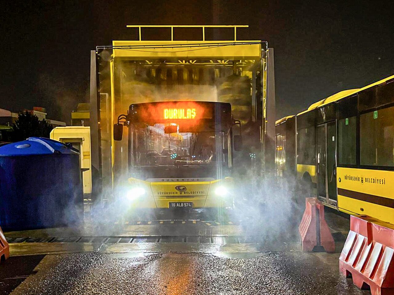 Bursa’da bayram temizliği! Otobüsler, trenler yıkandı…