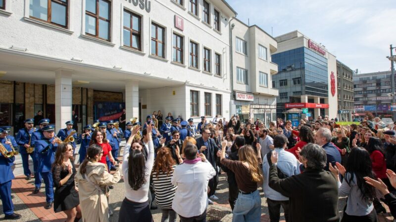 Bursa’da ‘Dünya Tiyatro Günü’ne coşkulu kutlama
