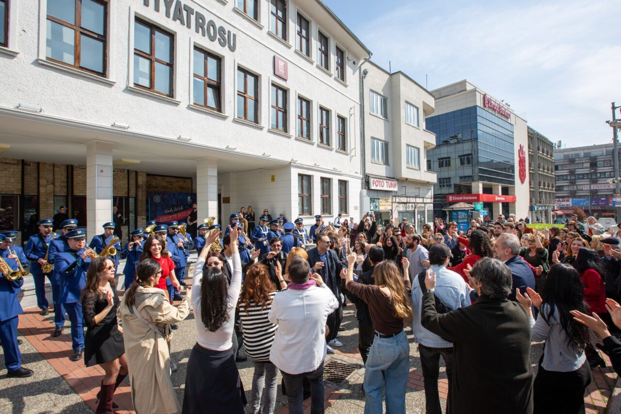 Bursa’da ‘Dünya Tiyatro Günü’ne coşkulu kutlama