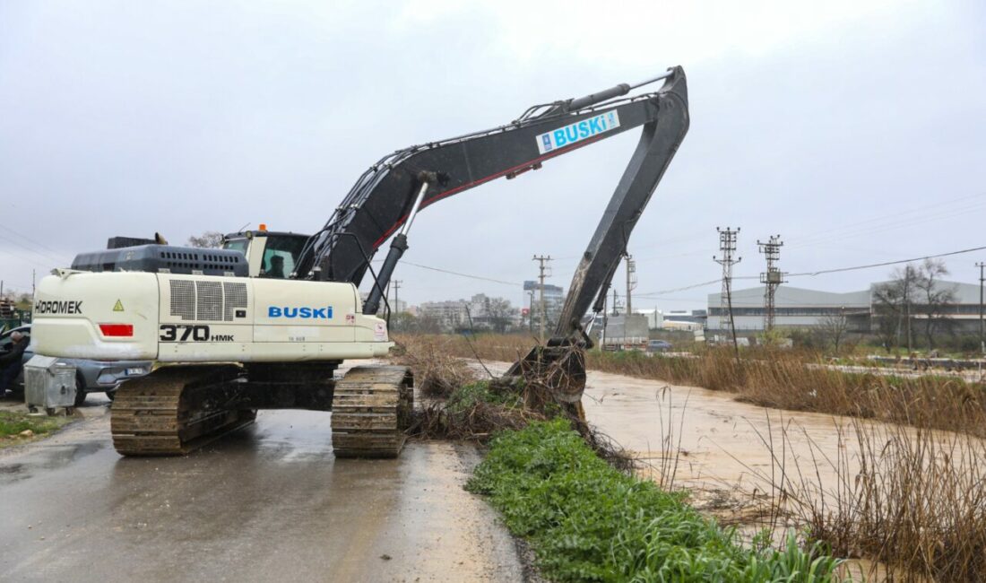  Bursa Büyükşehir Belediyesi ekipleri, kent genelinde gece boyunca etkili olan