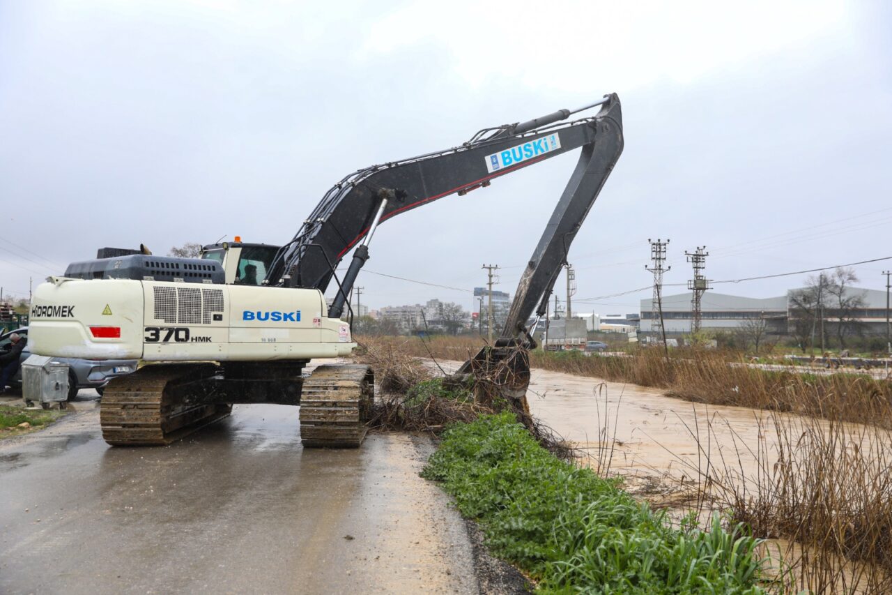  Bursa Büyükşehir Belediyesi ekipleri, kent genelinde gece boyunca etkili olan