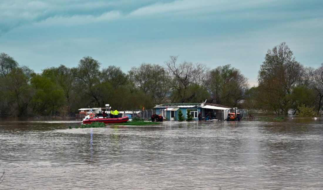 Bursa’da sular altında kalan bu evden sağ çıkardılar Bursa’nın Karacabey ilçesinde meydana gelen su taşkınına müdahale eden Bursa