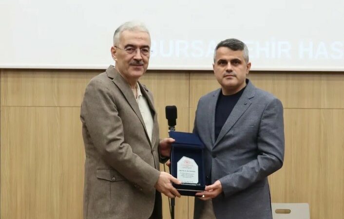Bursa’da rekor kıran doktor! Tam 3.766 ameliyat yaptı… Olay Gazetesi Yazarı Ahmet Emin Yılmaz, 3.766 ameliyat yapıp rekor