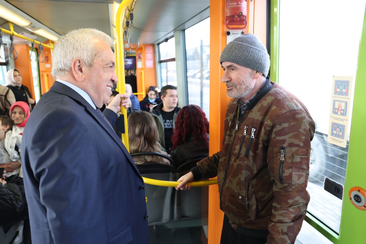 Bursa’da vatandaşa metro sürprizi! Bakın kim karşıladı…