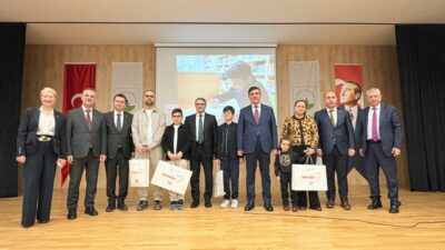 Hasan Ali Yücel Dünya Klasikleri Kütüphanesi’nde düzenlenen açılışta konuşan protokol