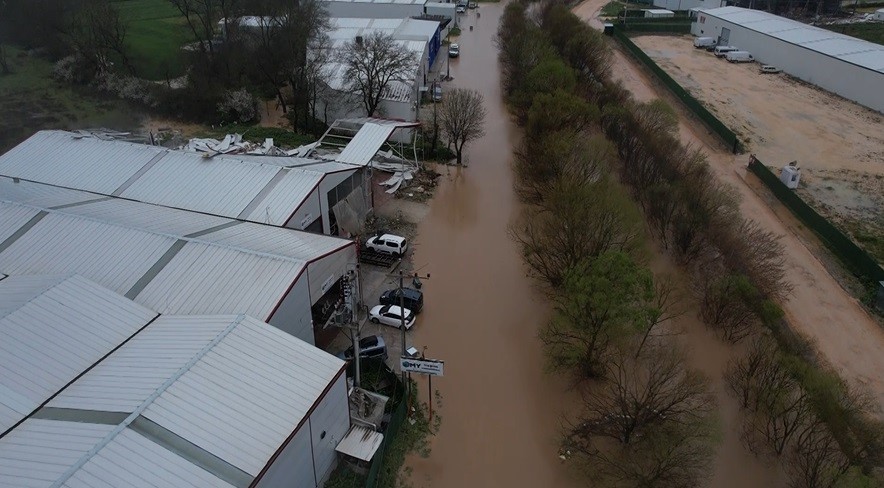 Bursa'da dere yola taştı araçlar mahsur kaldı 4 AW672176 02
