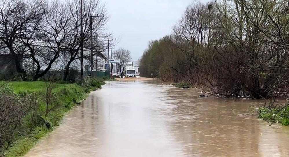 Bursa'da dere yola taştı araçlar mahsur kaldı 1 AW672176 03