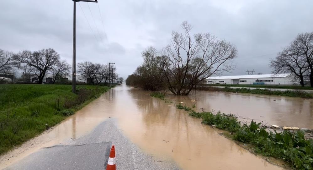 Bursa'da dere yola taştı araçlar mahsur kaldı 2 AW672176 04