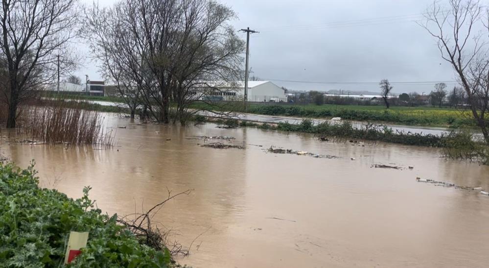Bursa'da dere yola taştı araçlar mahsur kaldı 3 AW672176 05