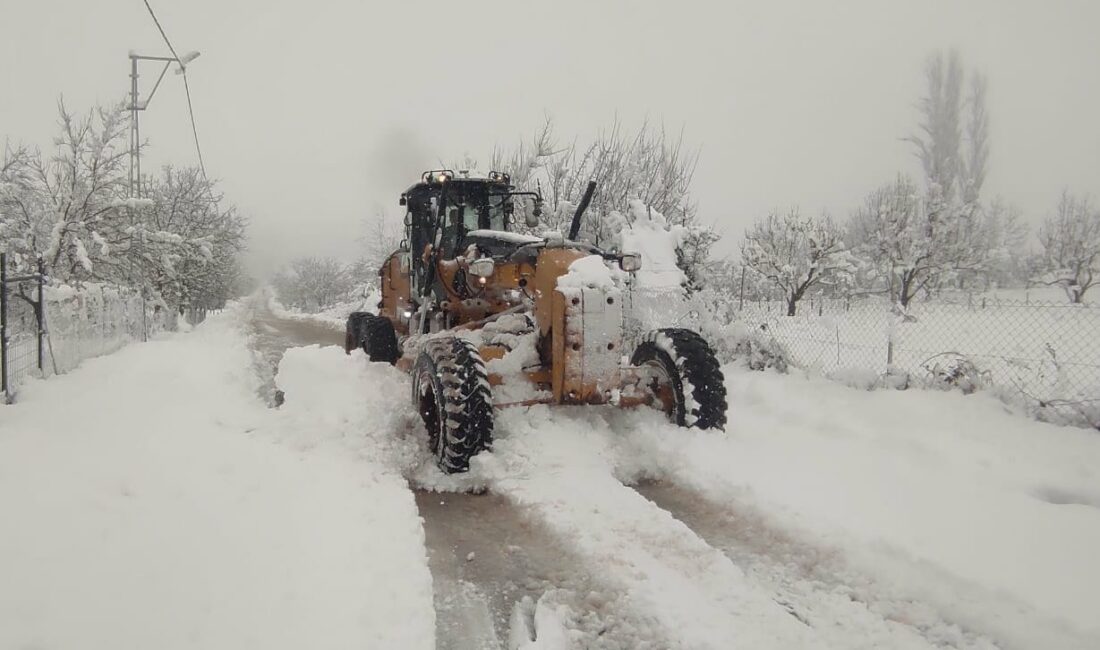 Bursa Büşükşehir Belediyesi, Bursa'nın Keles ilçesinde kardan etkilenen 12 yolun