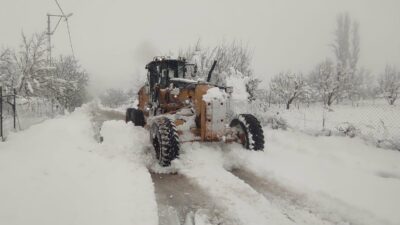 Bursa Büşükşehir Belediyesi, Bursa'nın Keles ilçesinde kardan etkilenen 12 yolun