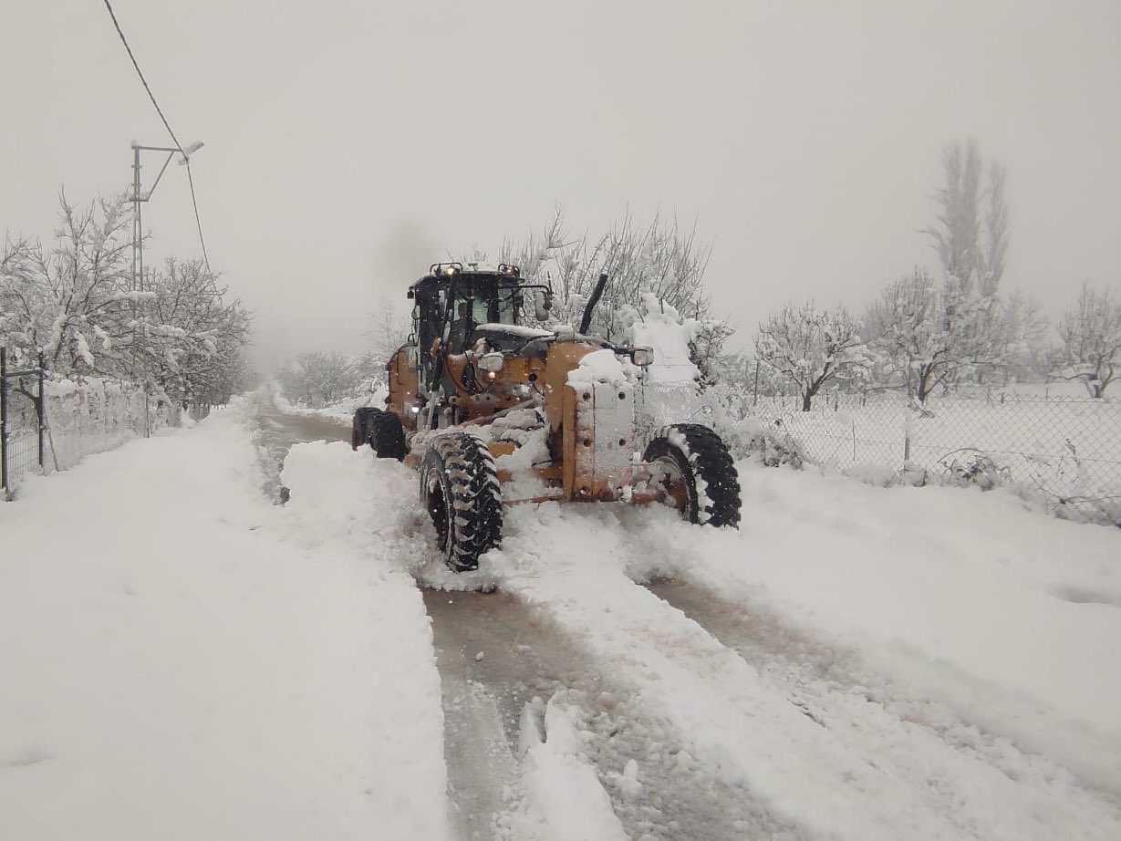 Bursa Büşükşehir Belediyesi, Bursa'nın Keles ilçesinde kardan etkilenen 12 yolun