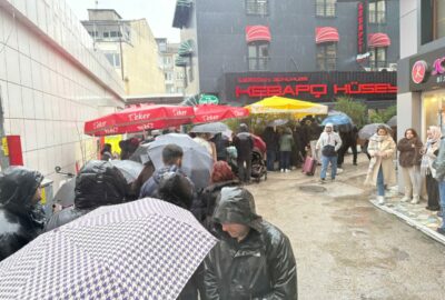 Bursa’da buraya akın ettiler! Yağmura rağmen metrelerce kuyruk