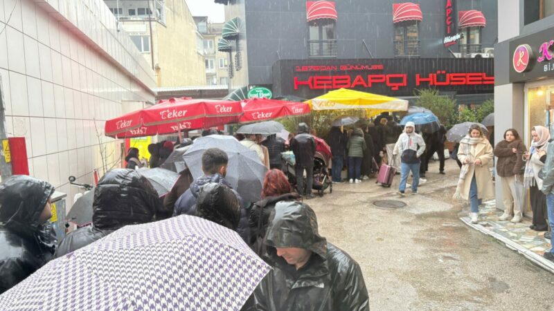 Bursa’da buraya akın ettiler! Yağmura rağmen metrelerce kuyruk