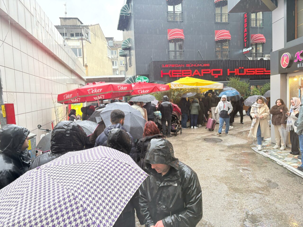 Bursa’da buraya akın ettiler! Yağmura rağmen metrelerce kuyruk Bursa’da buraya akın ettiler! Yağmura rağmen metrelerce kuyruk