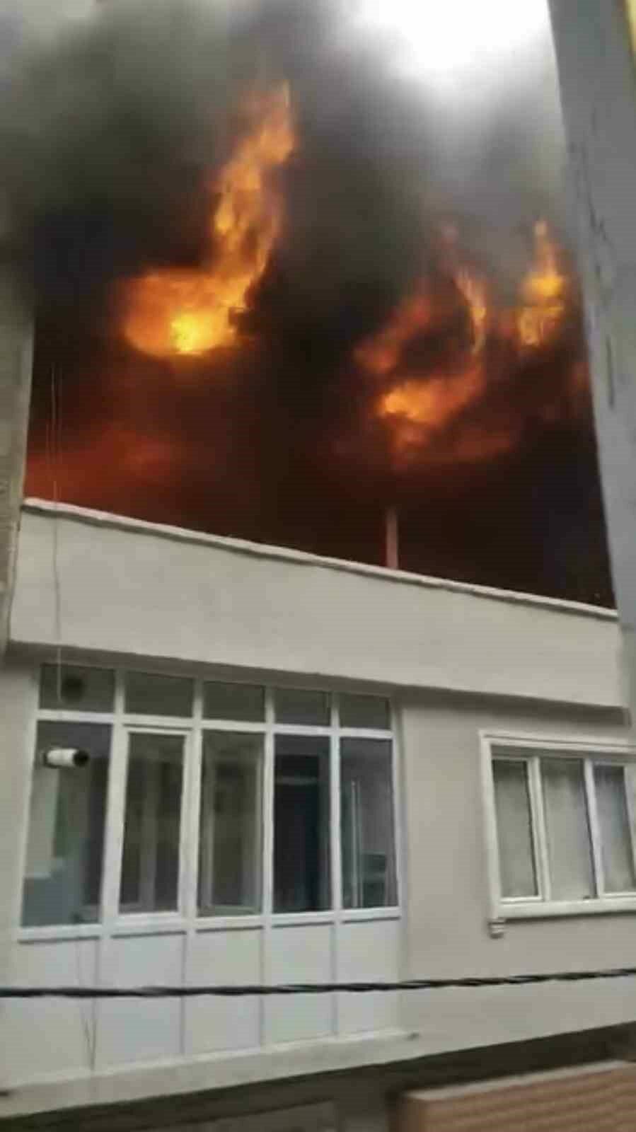 Bursa’da iki katlı bina alevlere teslim