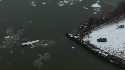 Bir uçağın havada ve nehirde zor anları!