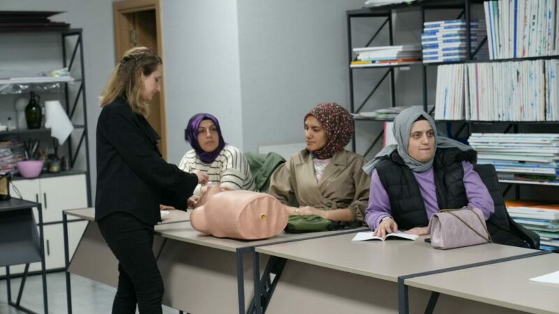 Gürsu’da hasta yaşlı bakım kursu Gürsu Belediyesi tarafından yaşlılara özel bakım eğitimi içeren kurs devam
