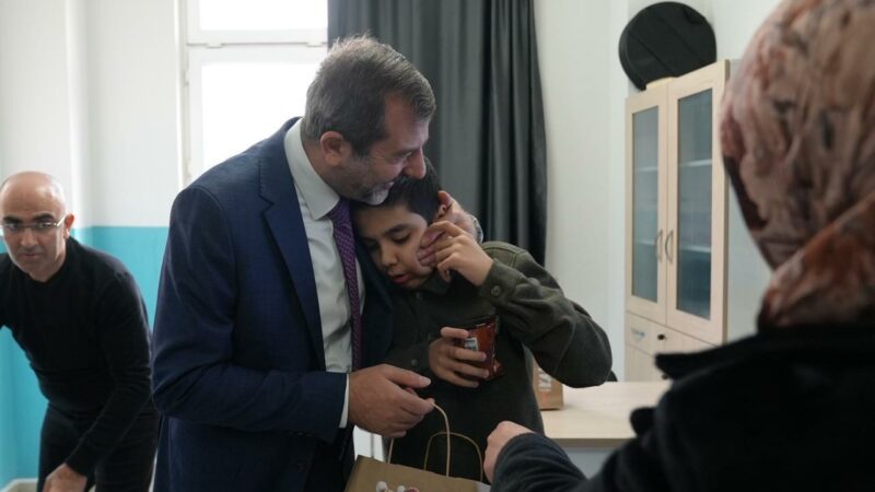 Gürsu Belediyesi’nin sosyal yardımları Gürsu Belediyesince hayata geçirilen çalışmalar kapsamında ramazan ayında vatandaşlara sıcak
