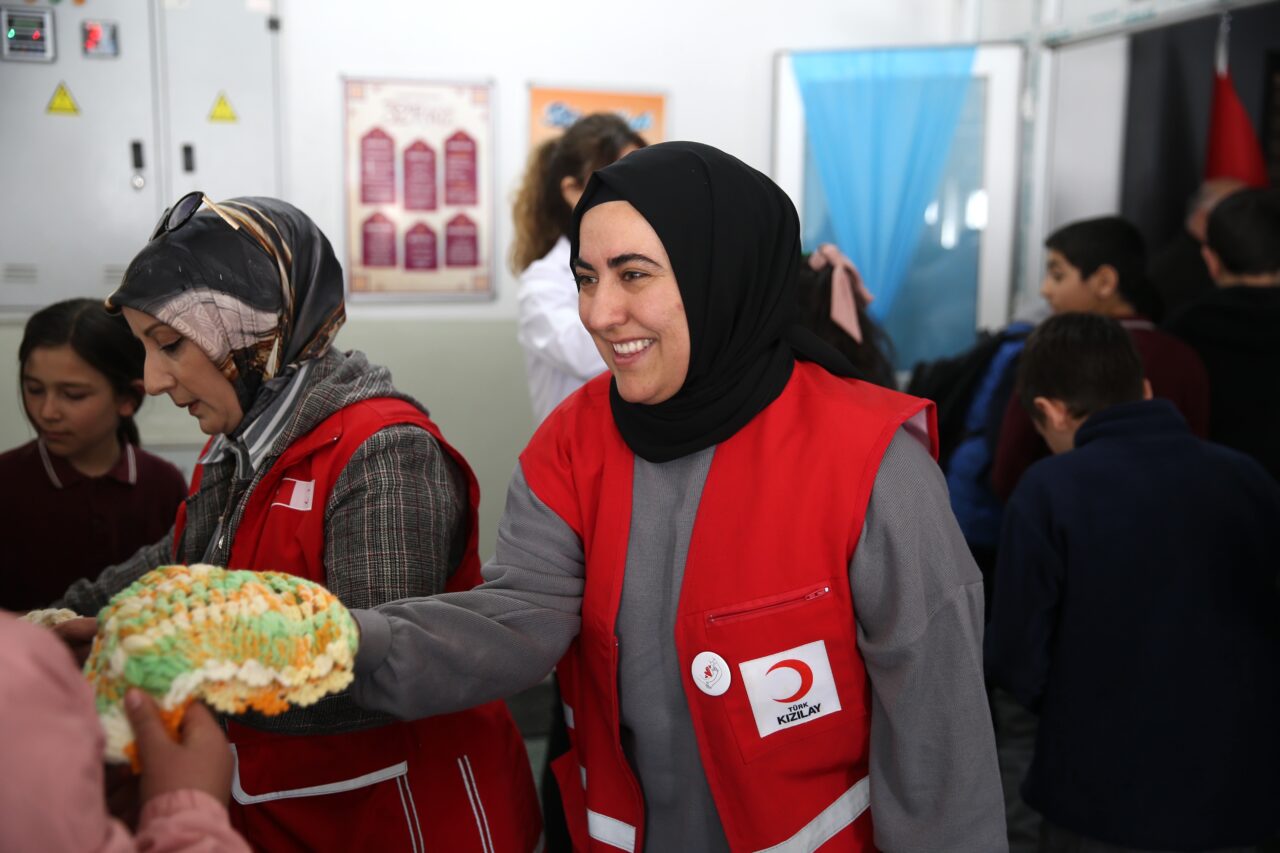 Bursa’da hayırseverin ördüğü atkı ve bereler yerine ulaştı