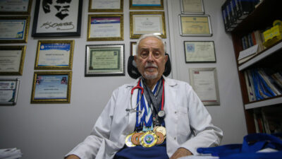 Bursa’da 80 yaşındaki çocuk doktoru inanılmazı başarıyor