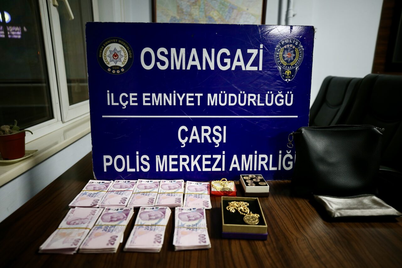 Bursa’da içi para ve altın dolu çantanın sahibi bakın nasıl bulundu?