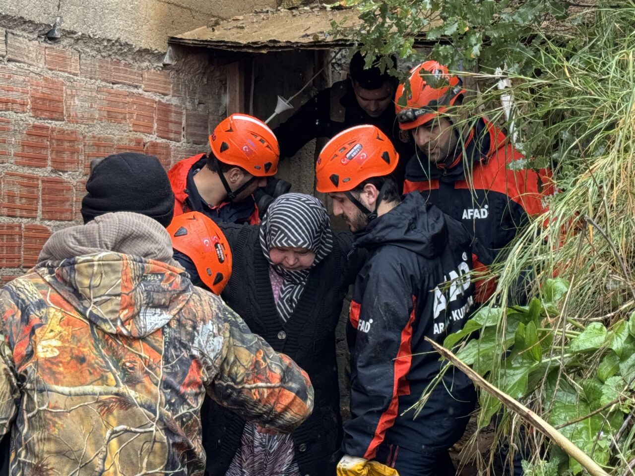 Bursa'da etkili olan sağanağın ardından meydana gelen toprak kayması nedeniyle