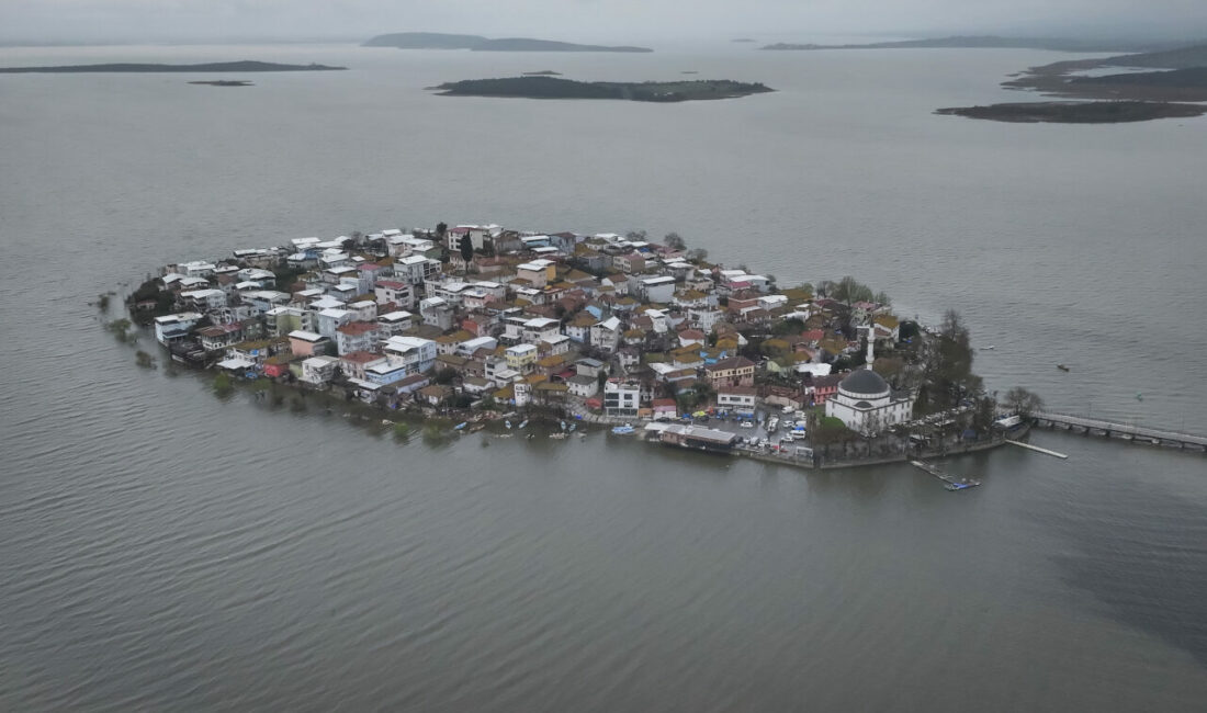Bursa’daki ‘Küçük Venedik’ sular altında Bursa'da 2 gündür etkili olan sağanak nedeniyle Uluabat Gölü'nün suları,