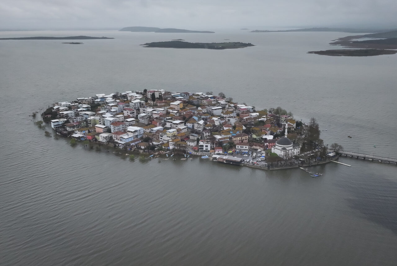 Bursa'daki 'Küçük Venedik' sular altında 12 aa 20260330 40967091 40967078 bursada2gunduretkiliolansaganaksonucuuluabatgolununsuseviyesiyukseldi