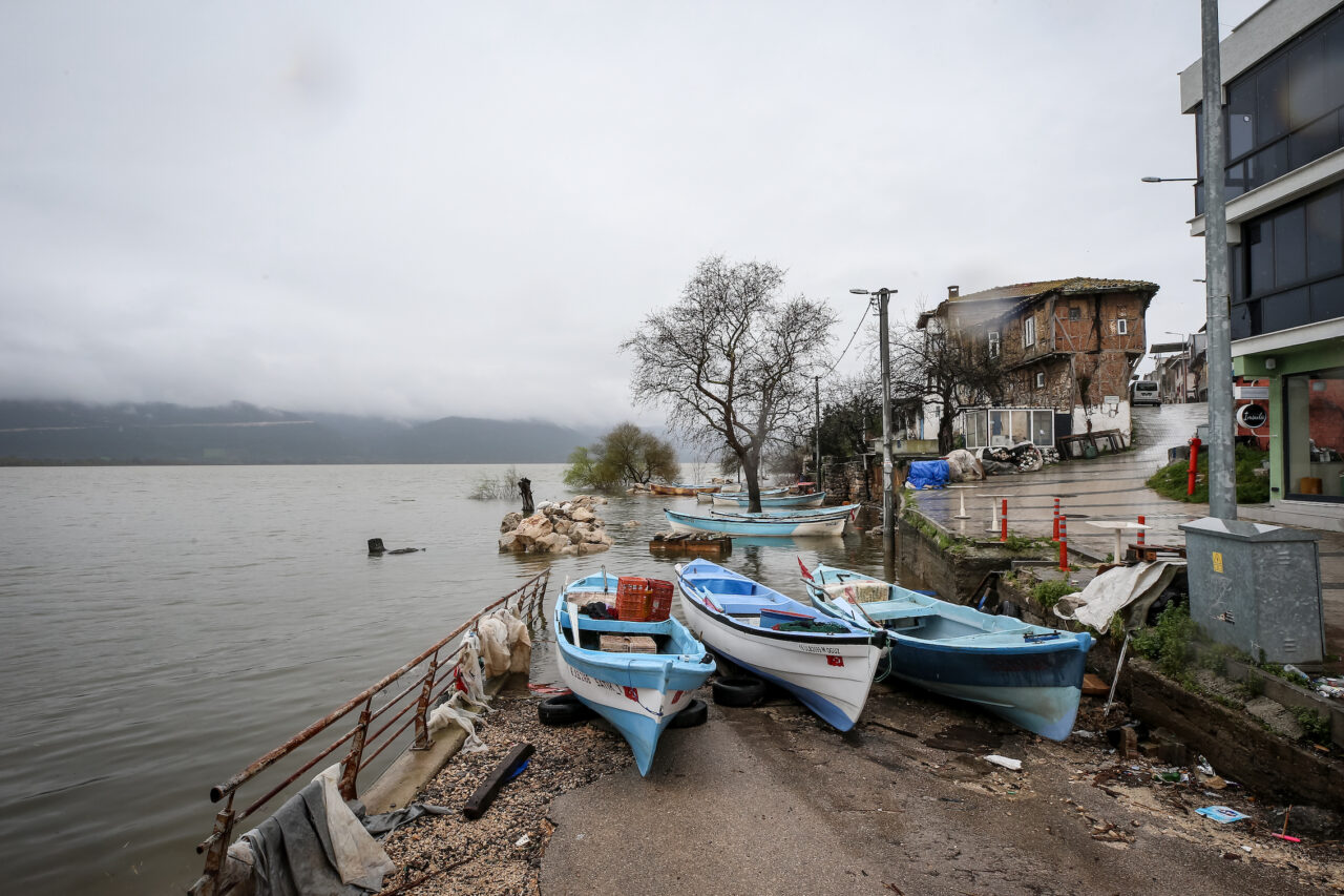 Bursa'daki 'Küçük Venedik' sular altında 13 aa 20260330 40967091 40967079 bursada2gunduretkiliolansaganaksonucuuluabatgolununsuseviyesiyukseldi