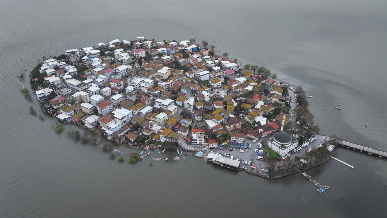 Bursa'daki 'Küçük Venedik' sular altında 14 aa 20260330 40967091 40967080 bursada2gunduretkiliolansaganaksonucuuluabatgolununsuseviyesiyukseldi