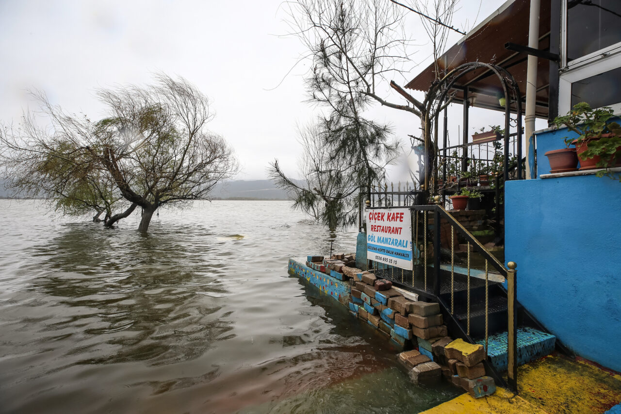 Bursa'daki 'Küçük Venedik' sular altında 15 aa 20260330 40967091 40967081 bursada2gunduretkiliolansaganaksonucuuluabatgolununsuseviyesiyukseldi