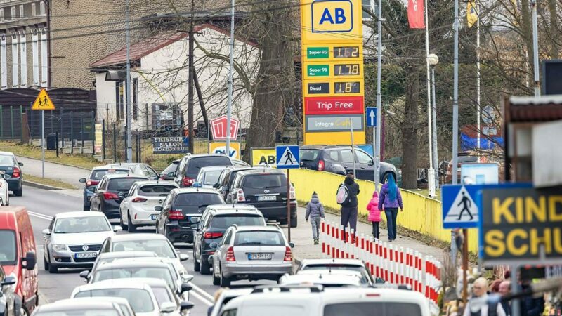 Almanlar ucuz akaryakıt için Polonya’ya akın ediyor Almanya tarafındaki akaryakıt istasyonları sessizliğini korurken, sınırın birkaç yüz metre