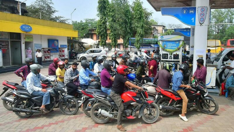 Günlük yaşam durma noktasında: Karneyle yakıt dönemi