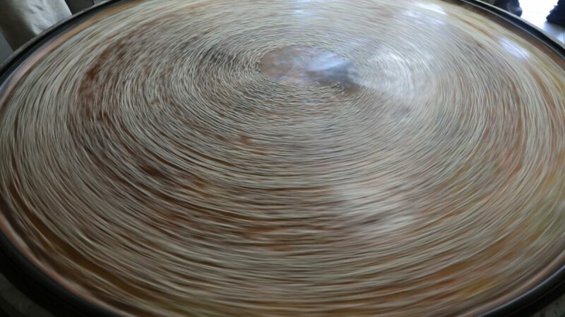 Geleneksel yöntemlerle bakır tepside yapılan…