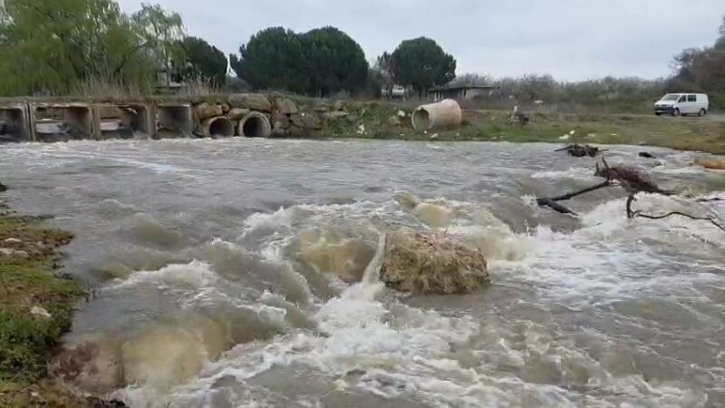 Bursa’nın İznik ilçesinde, yaz aylarında neredeyse tamamen kuruyan Karasu Deresi,