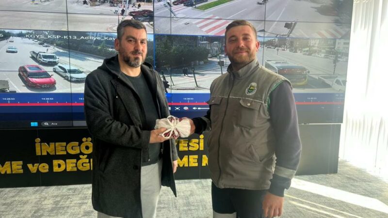 İnegöl'de elektrikli scooter ile seyir halindeyken çantasını düşüren bir vatandaşın