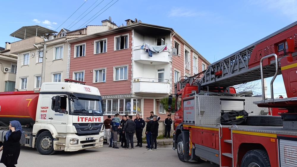 Bursa’daki 3 katlı binada yangın! Dumandan etkilenen bir kişinin durumu ciddi