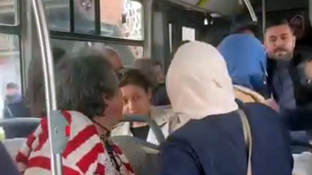 Bursa’da otobüste yer kavgası! Şoförün kolunu ısırdı Bursa’da otobüste yer kavgası! Şoförün kolunu ısırdı