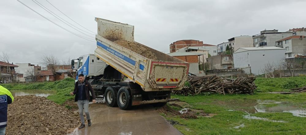 Bursa'nın Karacabey ilçesinde yağmur sonrası yoğun mesai 3 aw67309103
